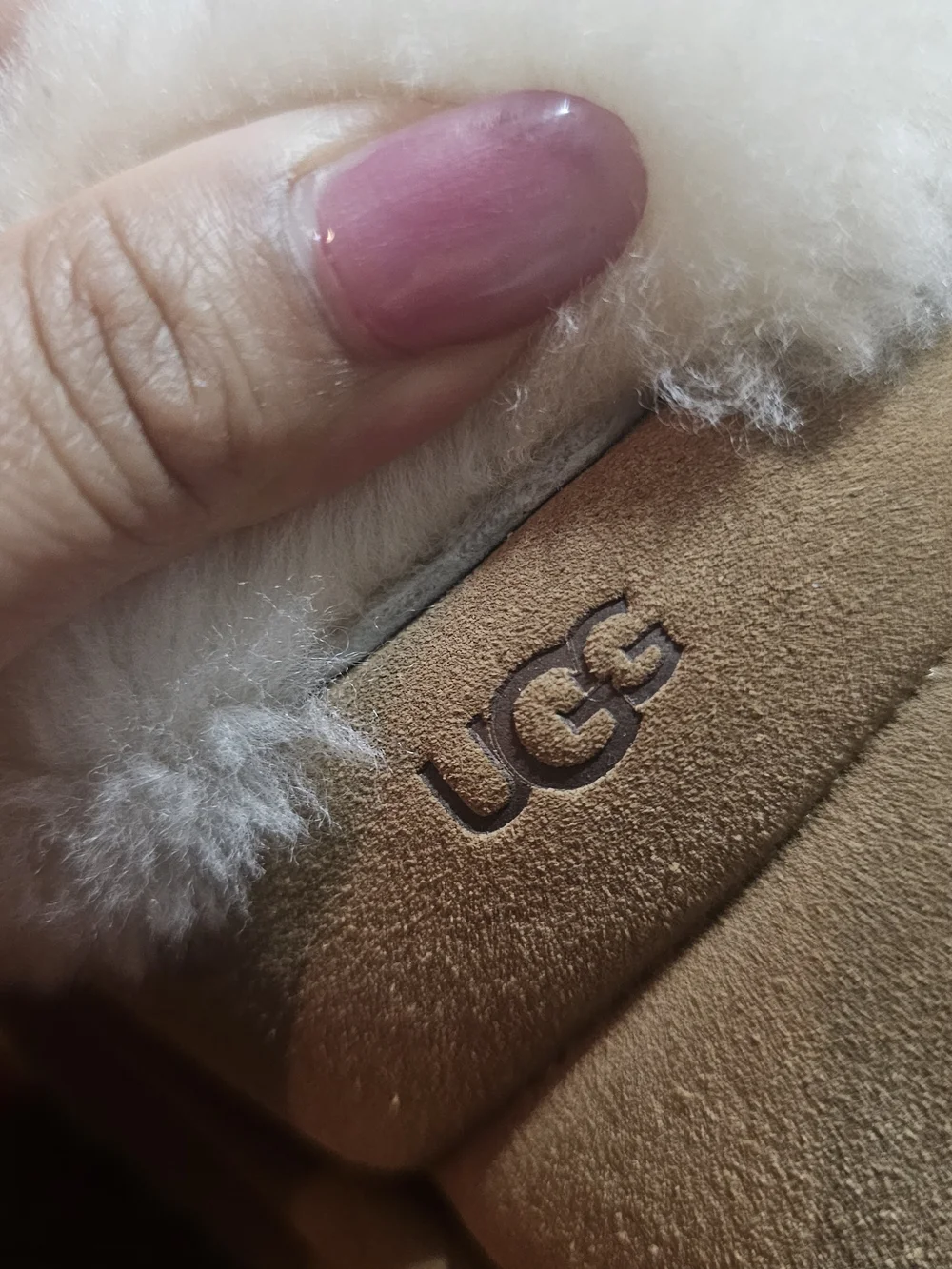 UGG Tazzlita platform slippers in chestnut suede feature a plush Size 4 Youth